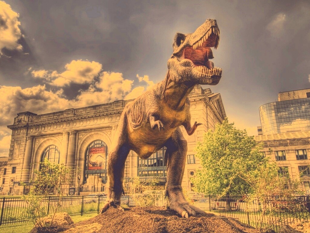 Скульптура динозавра рядом с музеем рептилий обои