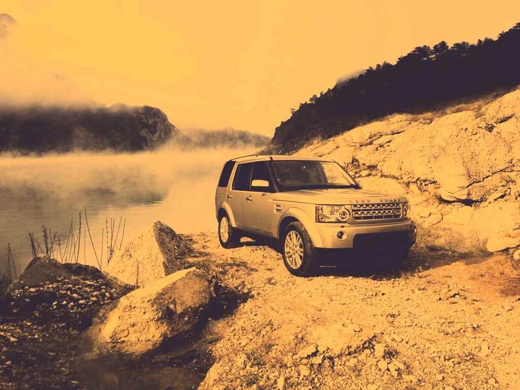 Range rover в горах у реки обои