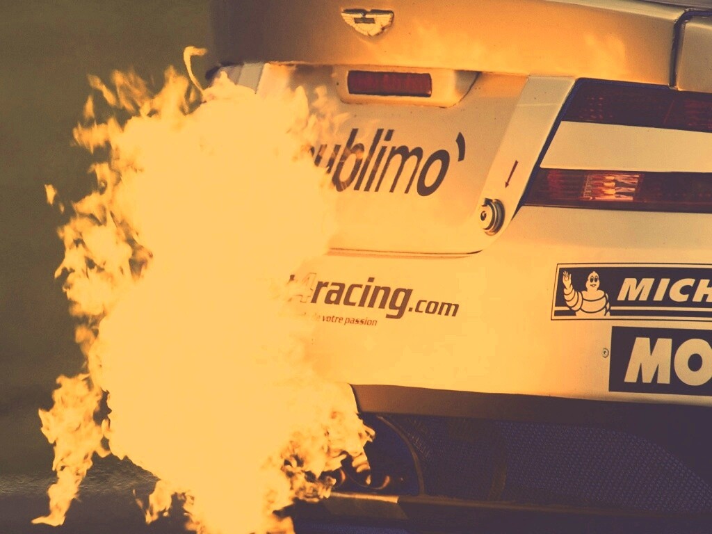 Огонь из выхлопной трубы гоночного Aston Martin обои