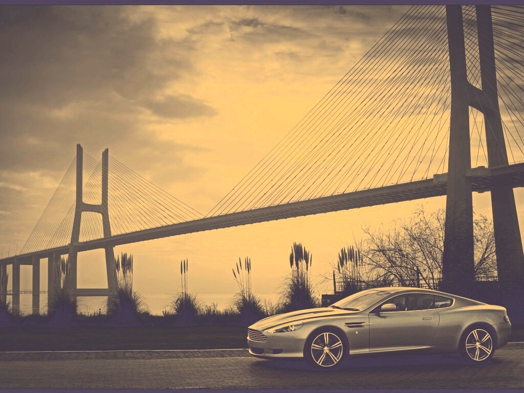 Aston Martin на фоне моста обои