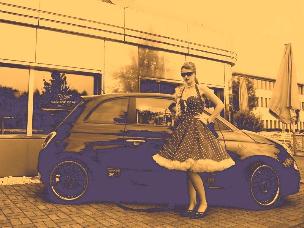 Fiat 500 и девушка обои