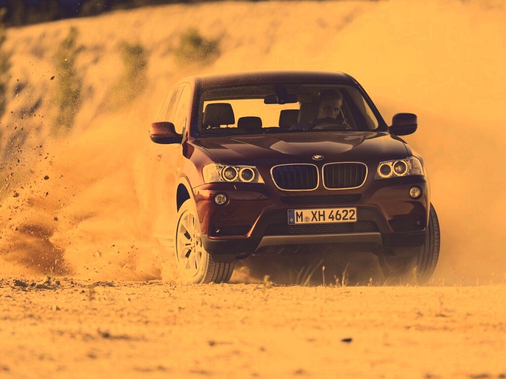 Кроссовер BMW в заносе обои