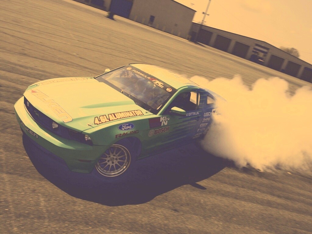 Мустанг дрифтует обои