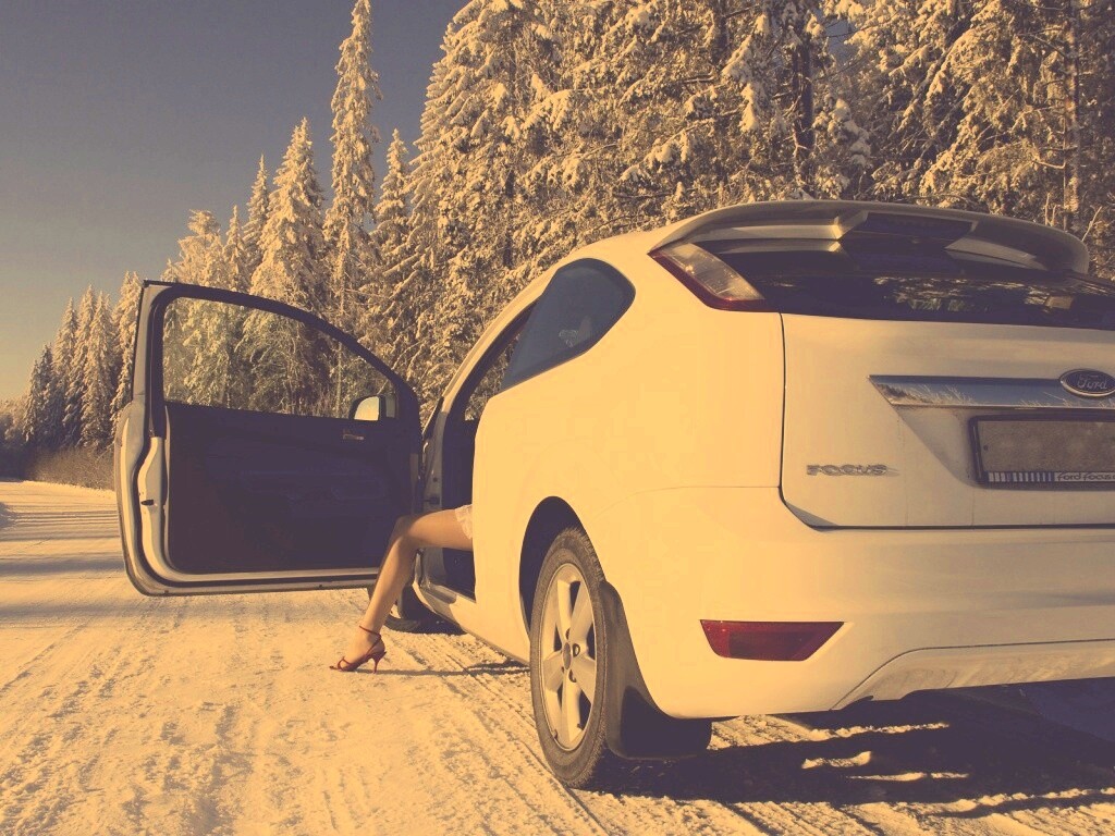 Девушка выходит из Ford Focus обои