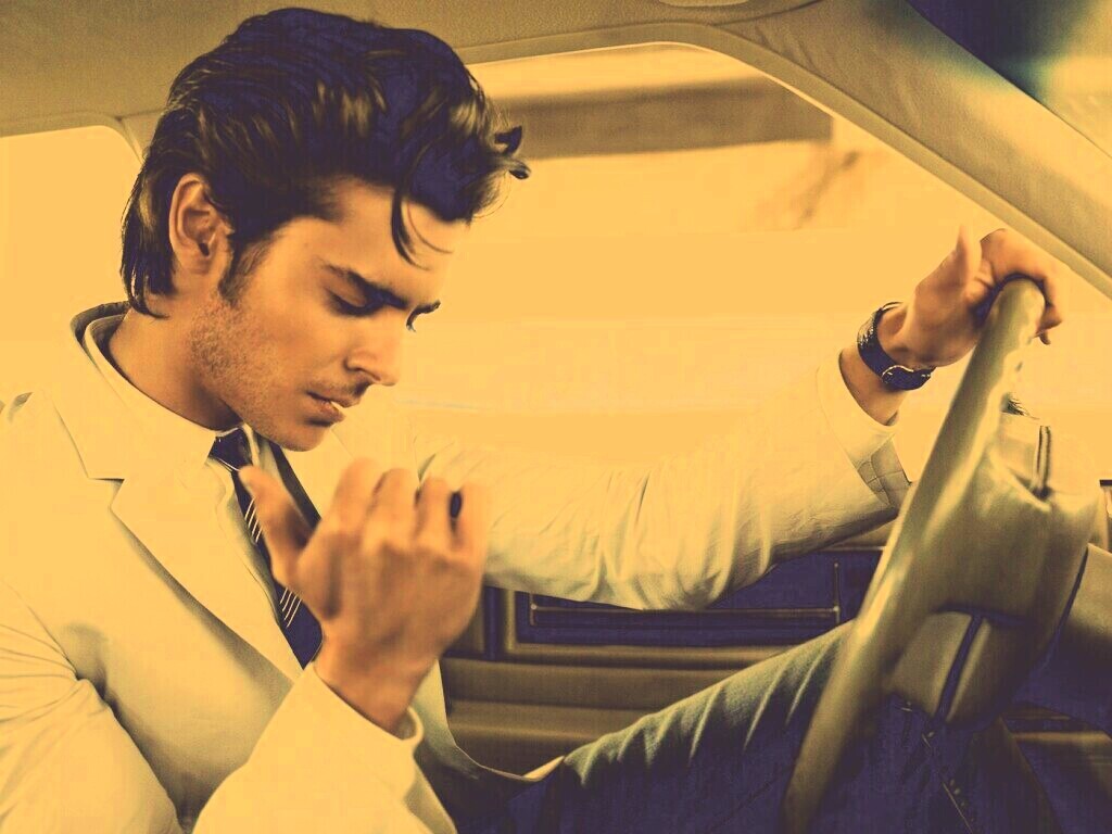 Мужчина прикуривает в машине обои