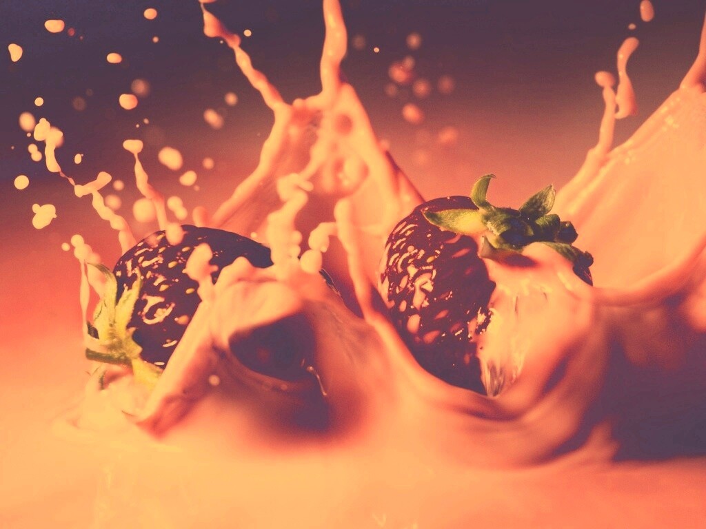 Сочная клубника с молоком обои