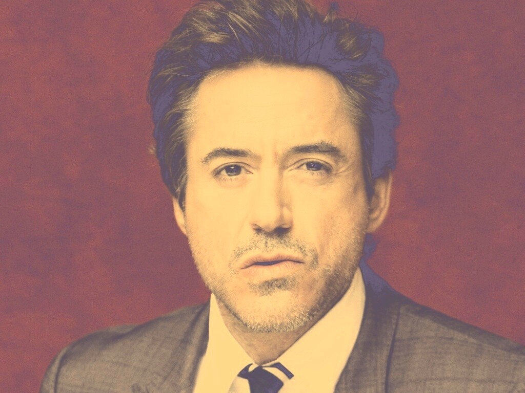 Роберт Дауни младший что-то подозревает обои