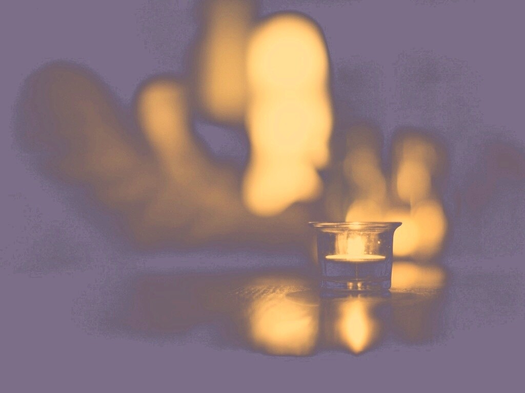 Свеча во тьме обои