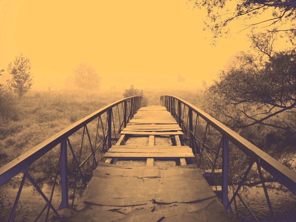 Старый мост на черно-белом фото обои