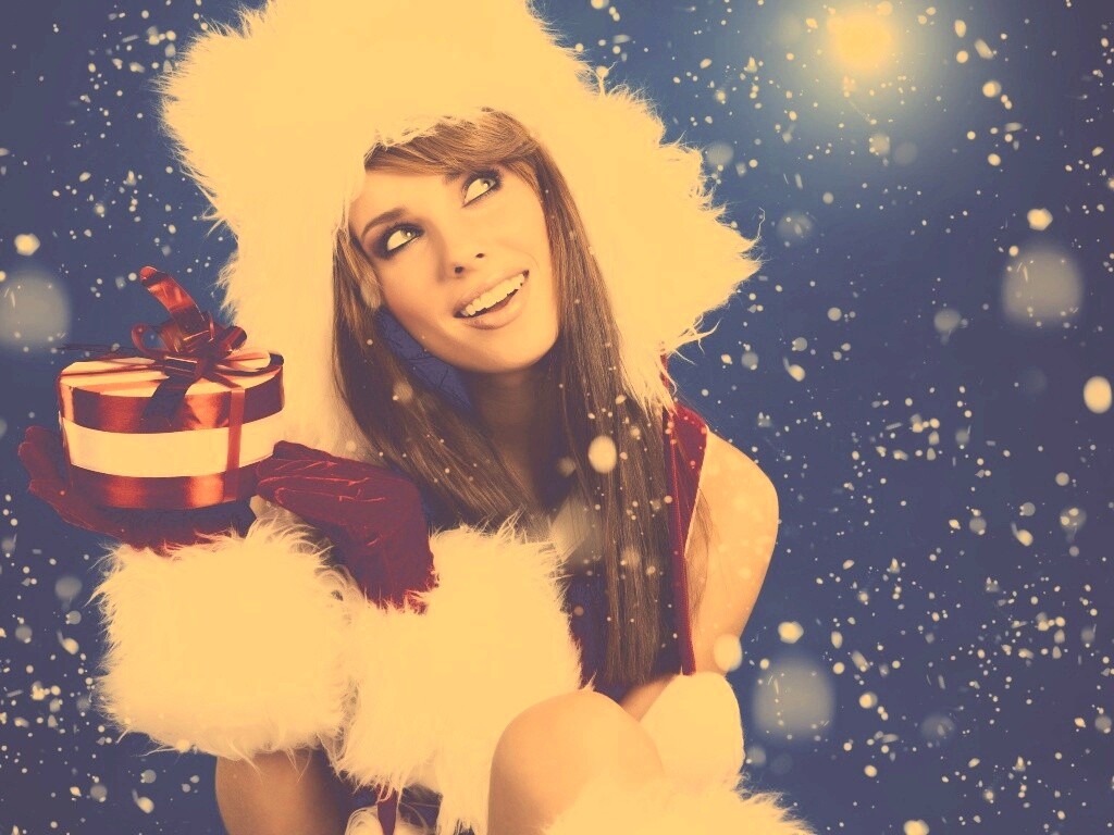 Девушка с новогодним подарком обои