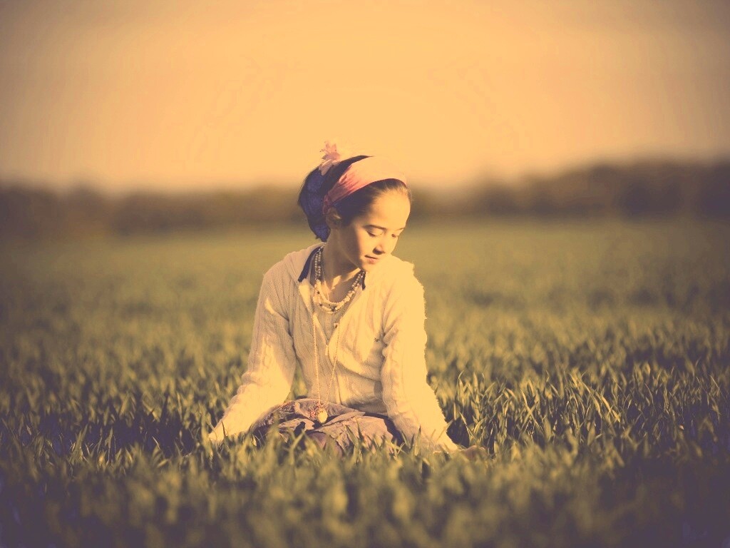 Девочка на траве обои