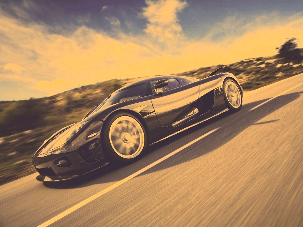 Автомобиль Koenigsegg мчится по трассе обои