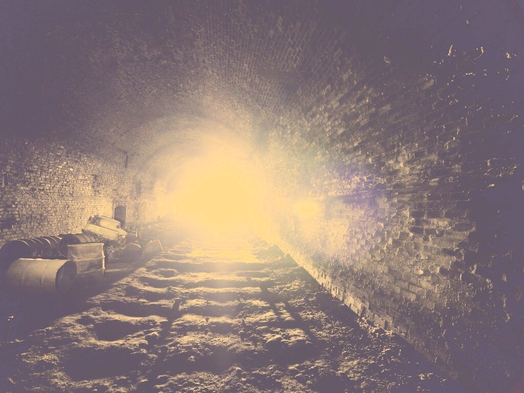 Захламленный тоннель обои