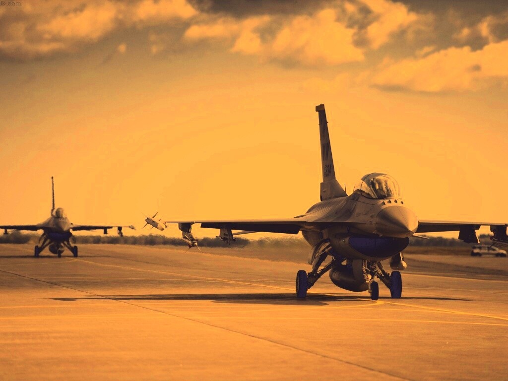 Истребители f16 Falcon на взлетной полосе обои