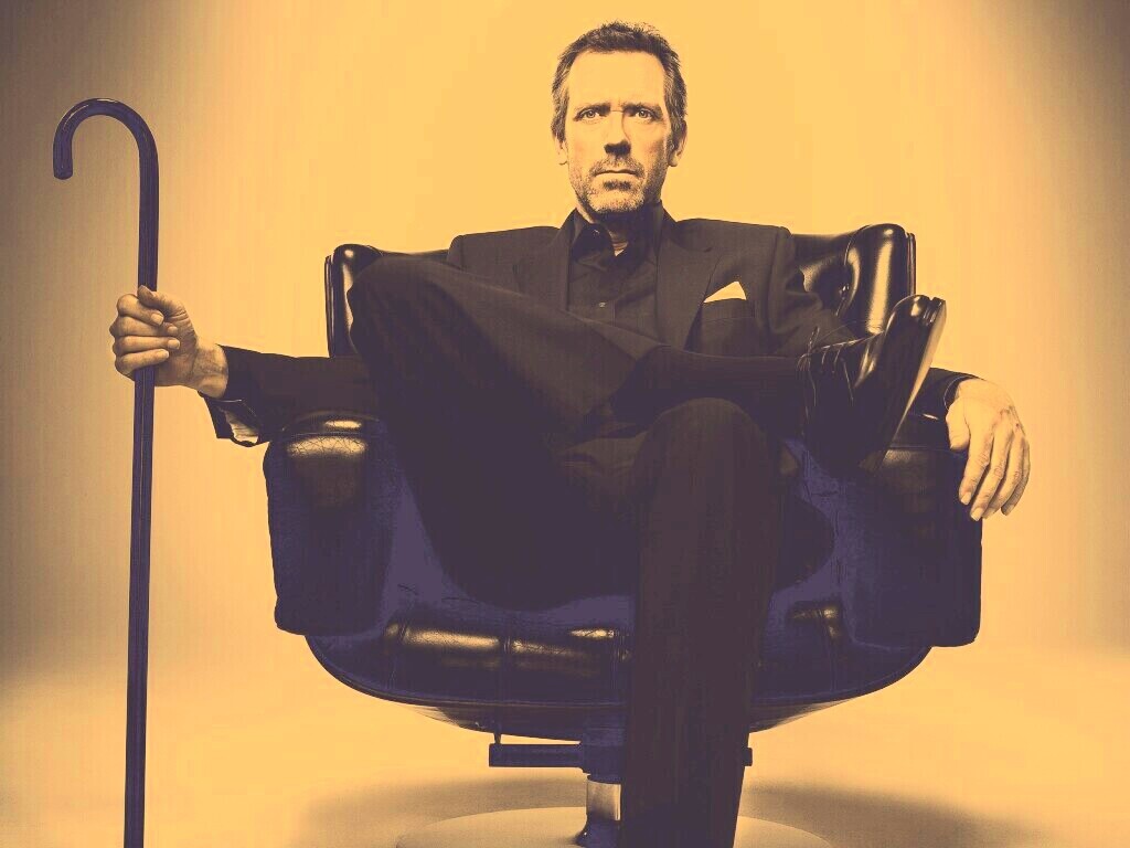 Хью Лори в кресле обои