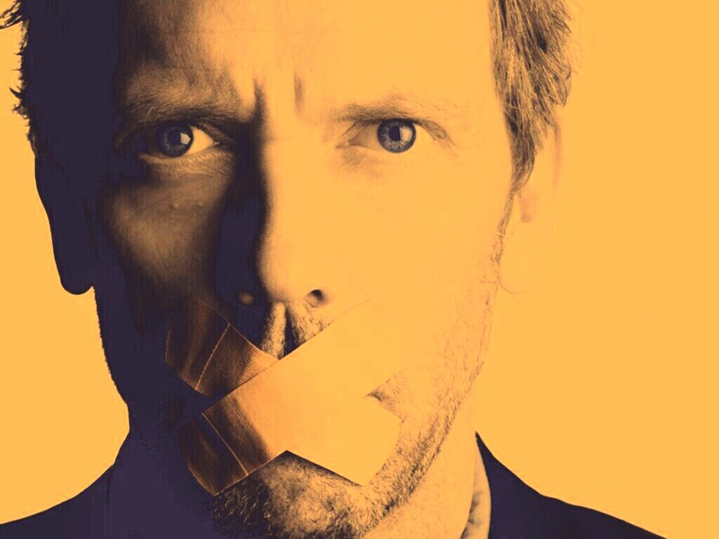 Хаус с пластырем на рту обои