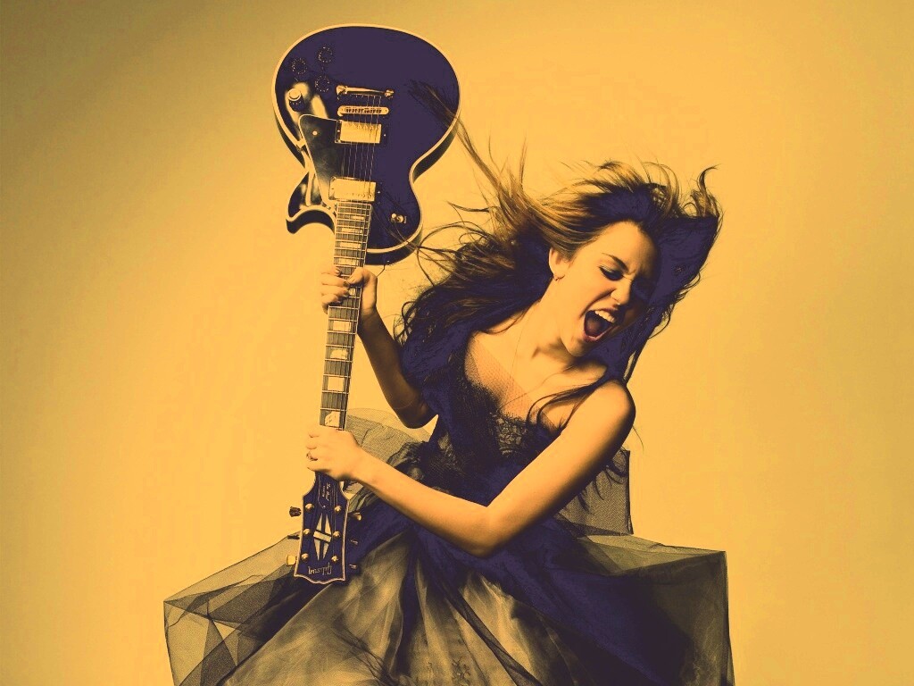 Miley Cyrus разбивает гитару обои