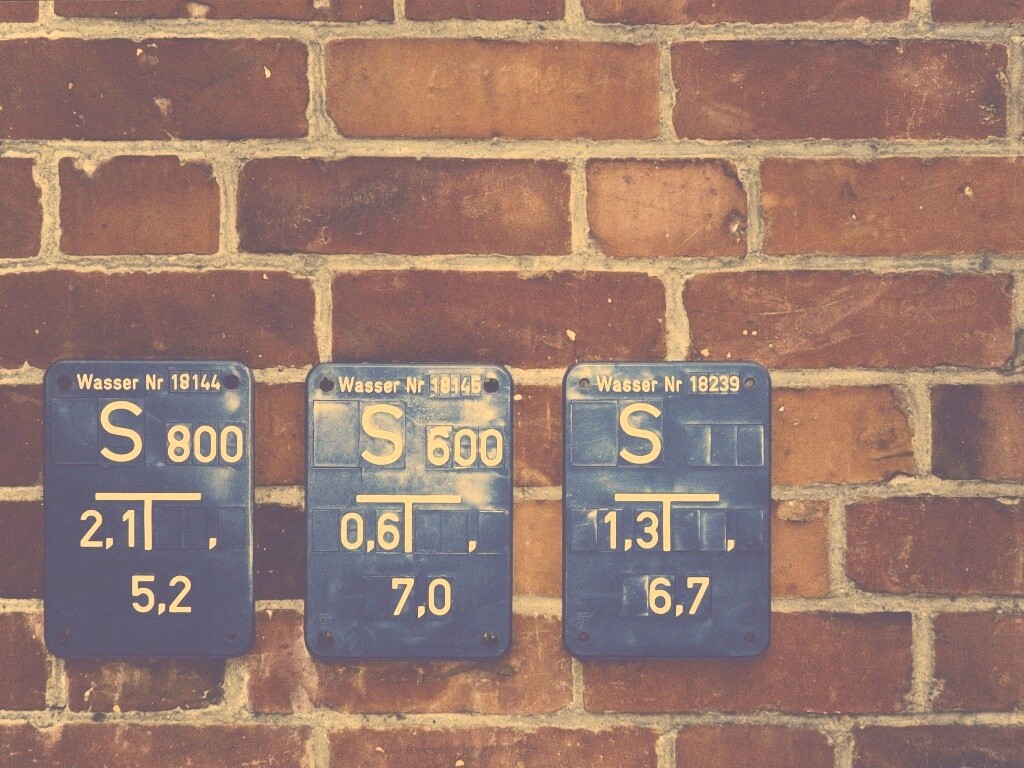 Стена с обозначениями обои