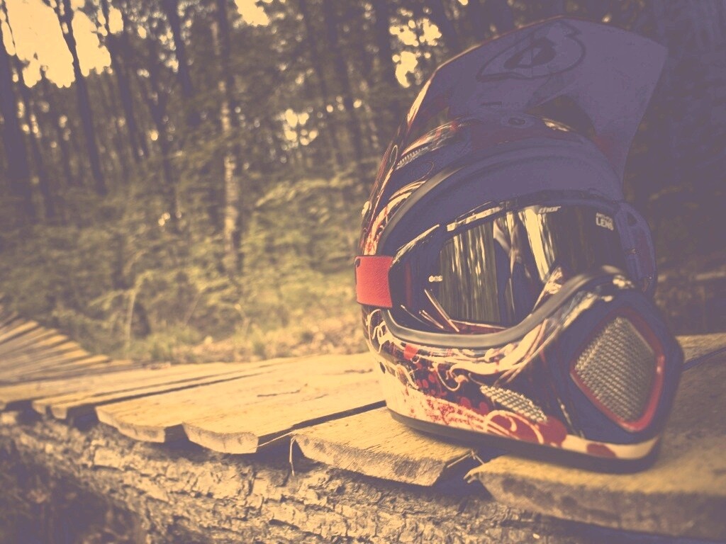 Шлем на лесной велотрассе обои