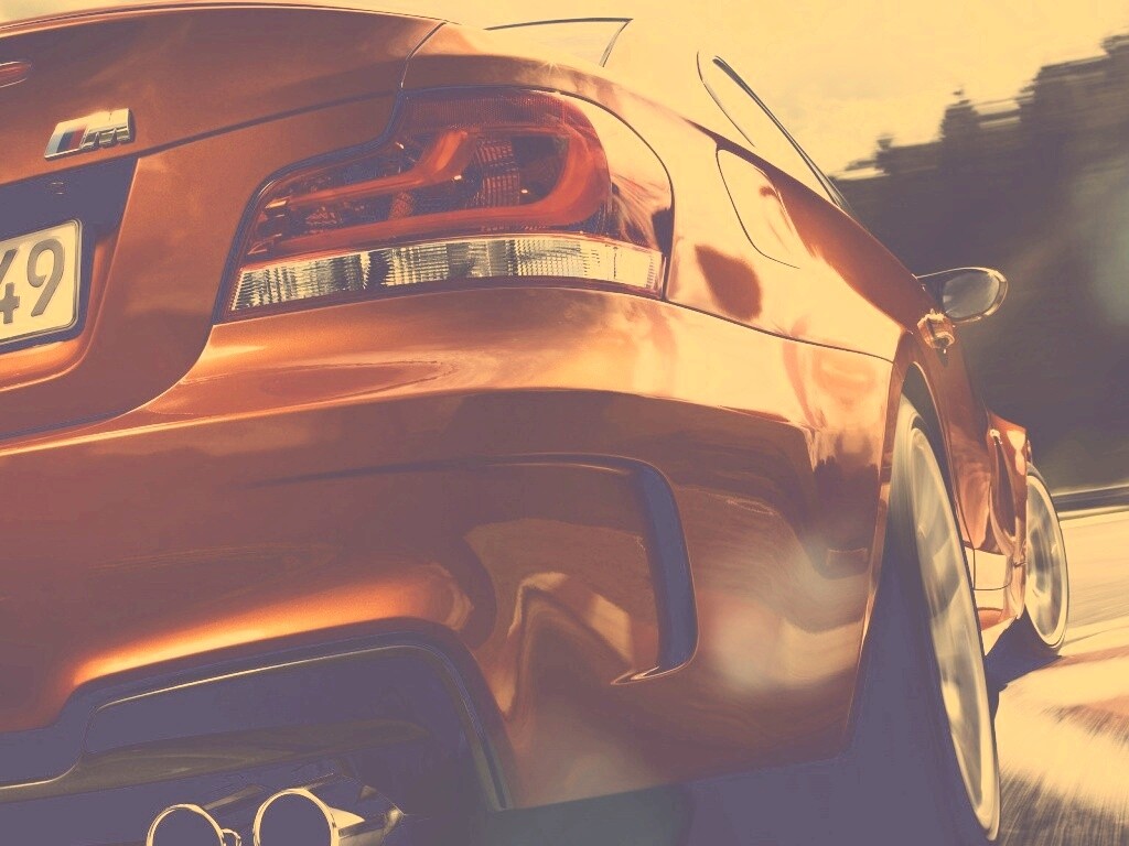 BMW входит в поворот на треке обои