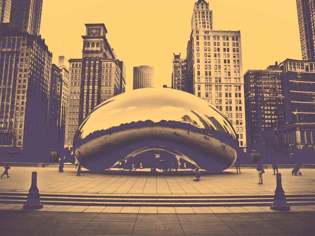 Отражение города в зеркальном монументе обои