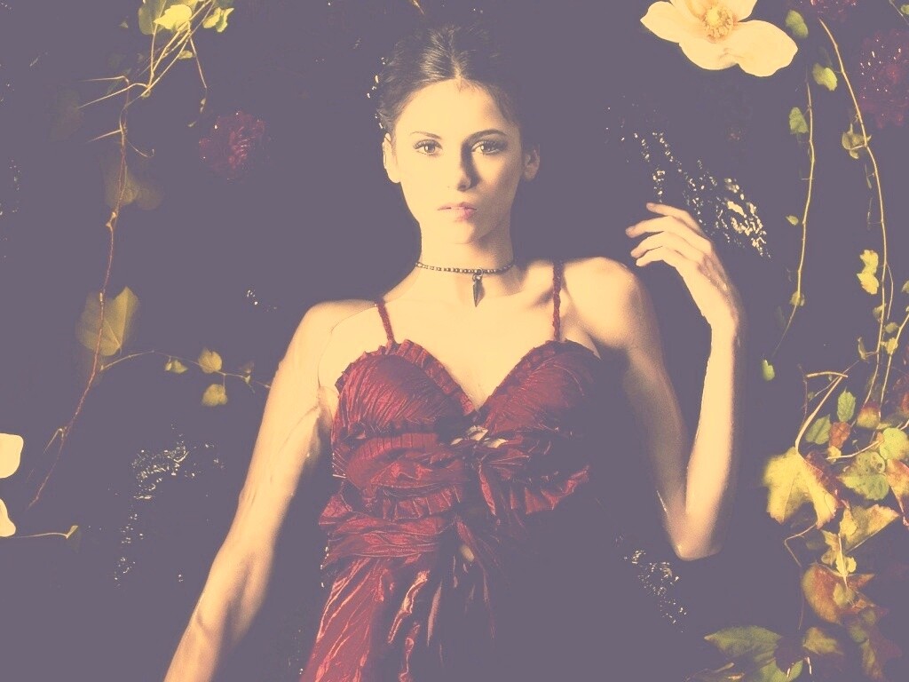 Женщина в красном платье обои