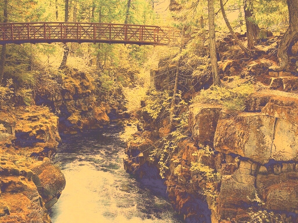 Мостик через реку в лесу обои