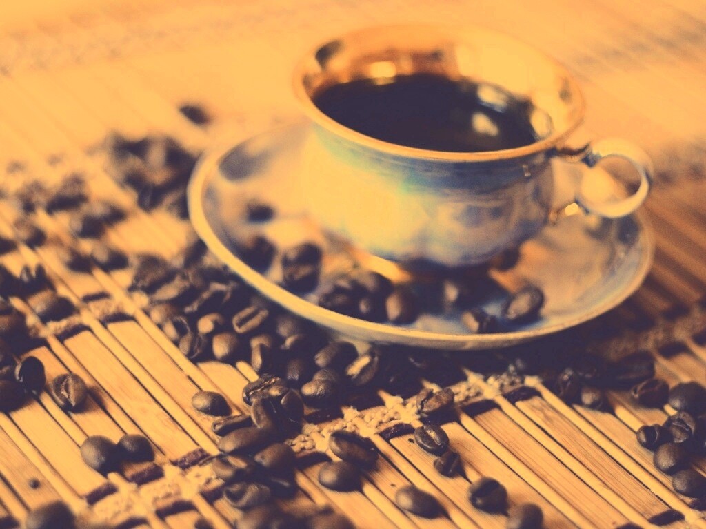 Чашка кофе и немного зерен обои