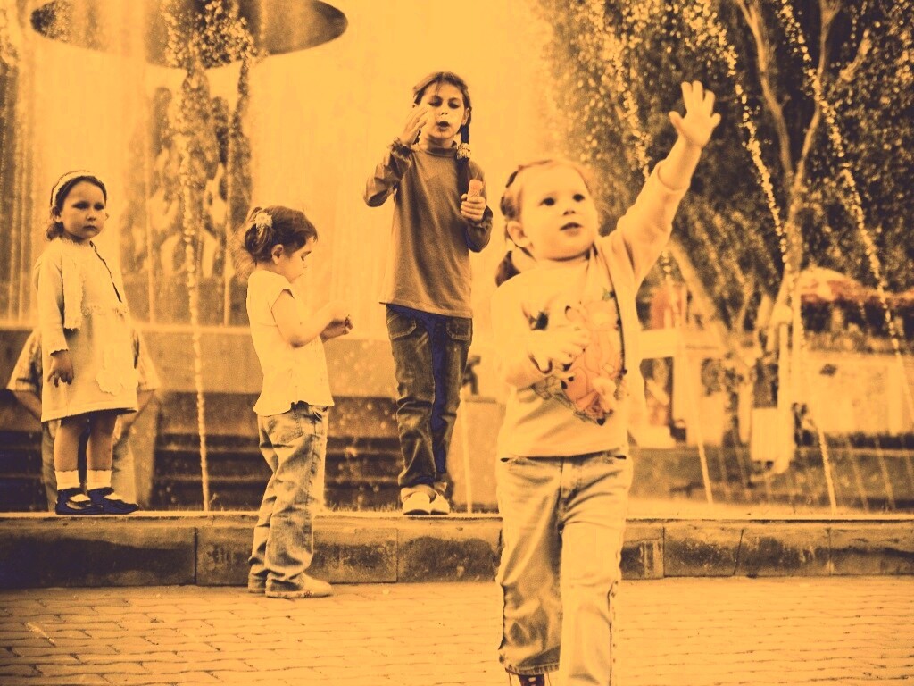 Дети у фонтана обои