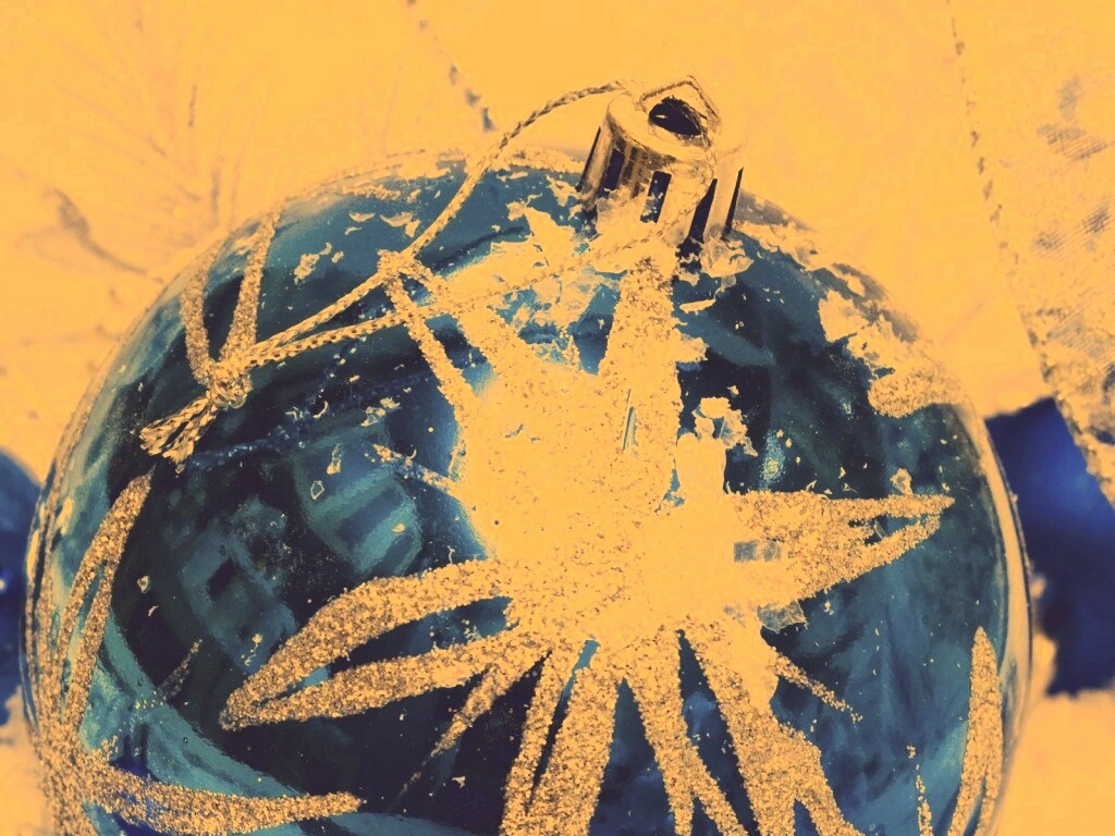 Синий елочный шар обои