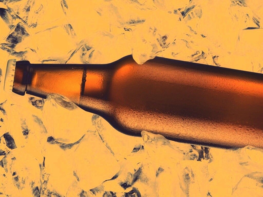 Бутылка пива во льду обои