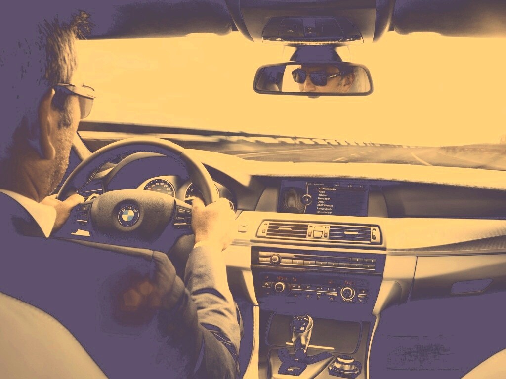 За рулём BMW F10 обои