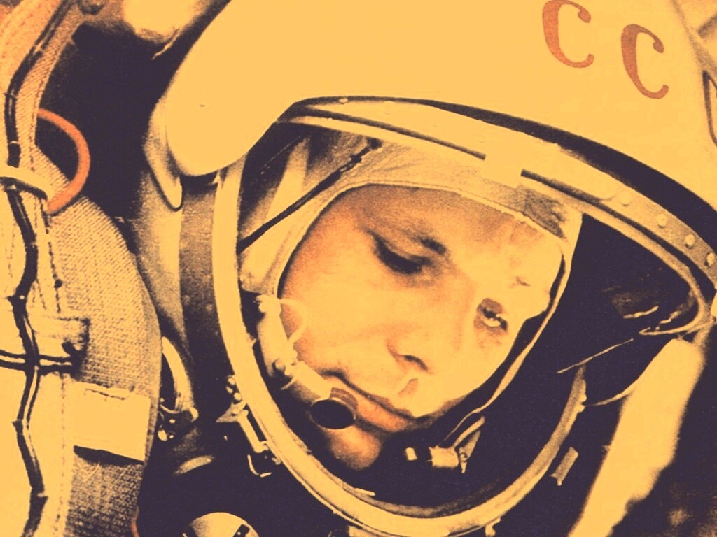 Юрий Гагарин в скафандре обои