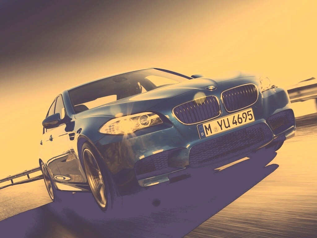 Синий БМВ на трассе обои