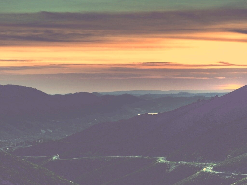 Дорога спускается с гор в долину обои