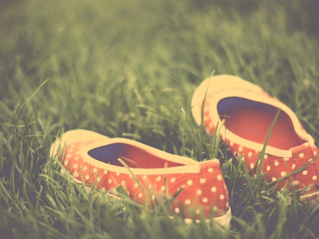 Красные тапки в горошек обои