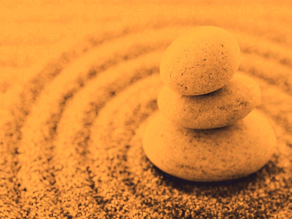 Пирамидка в саду камней обои