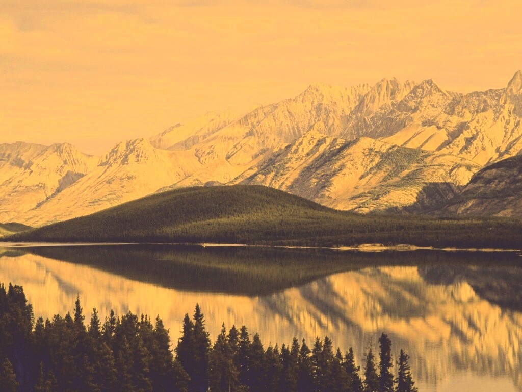 Озеро в предгорье обои