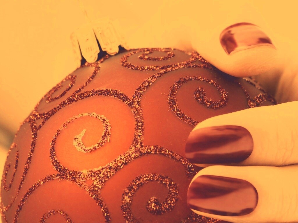 Елочная игрушка в руке обои