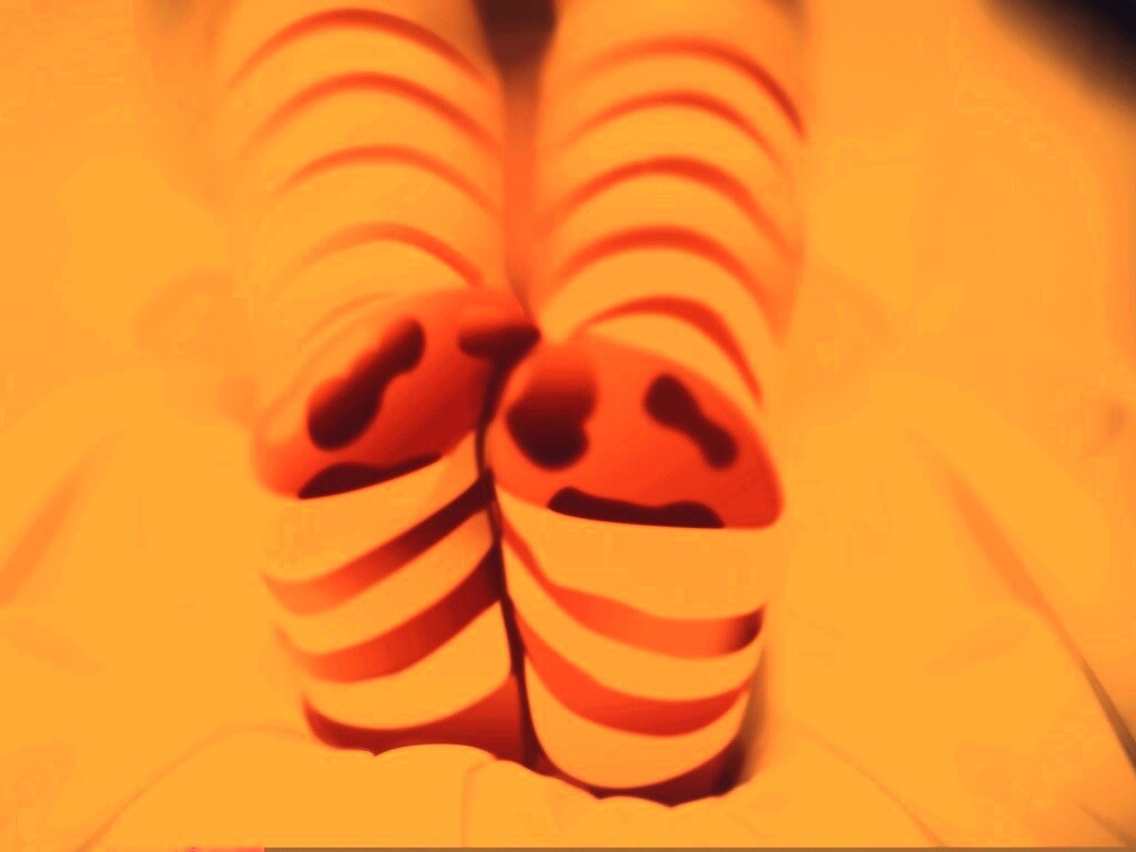 Ножки в полосатых чулках обои