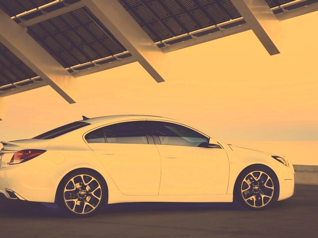 Белый седан под крышей обои