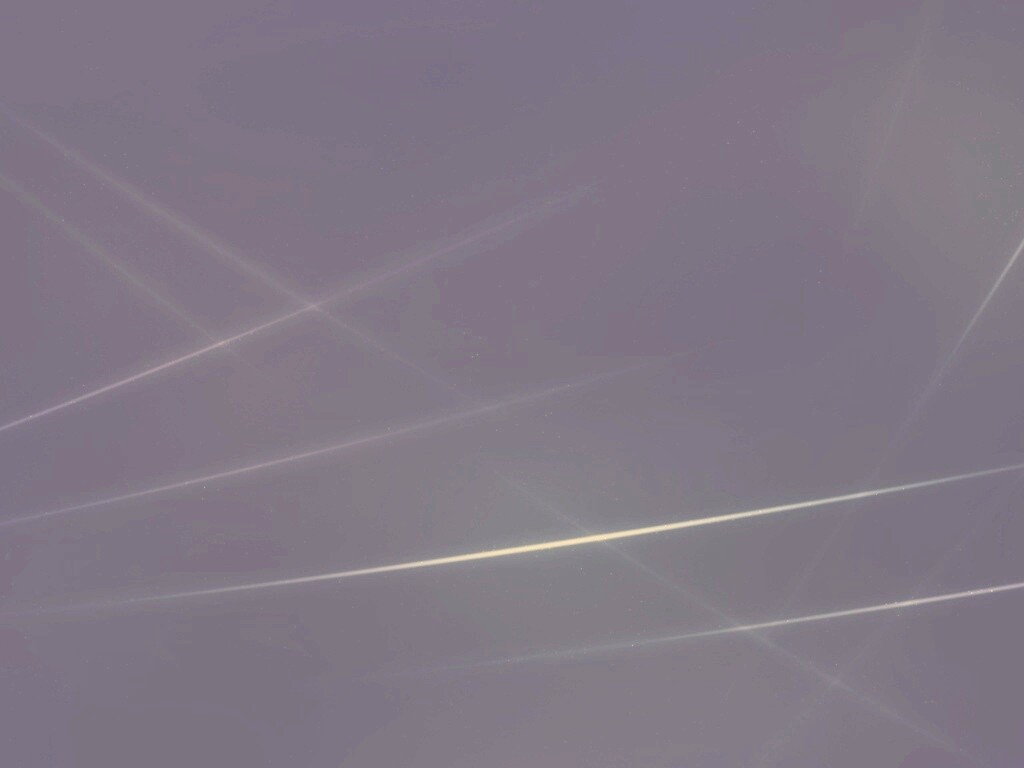 Лучи света на тёмно-синем фоне обои