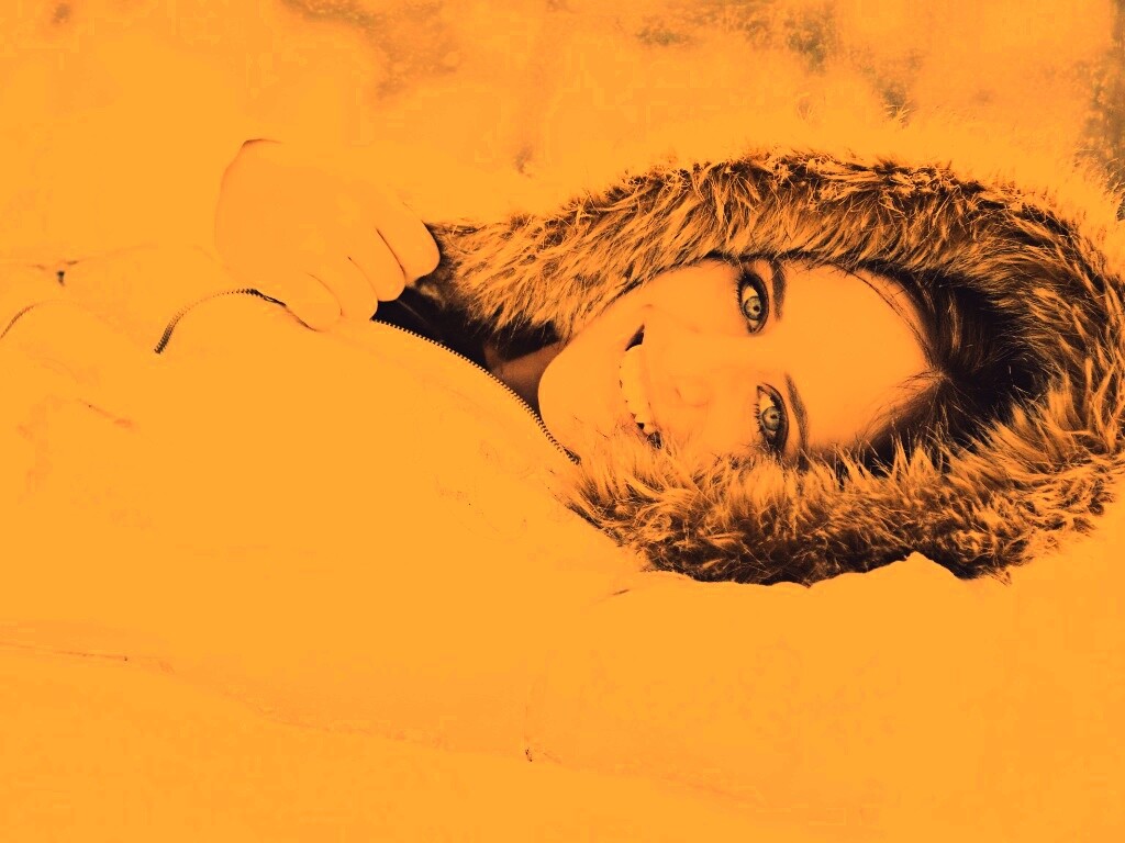 Девушка в снегу обои