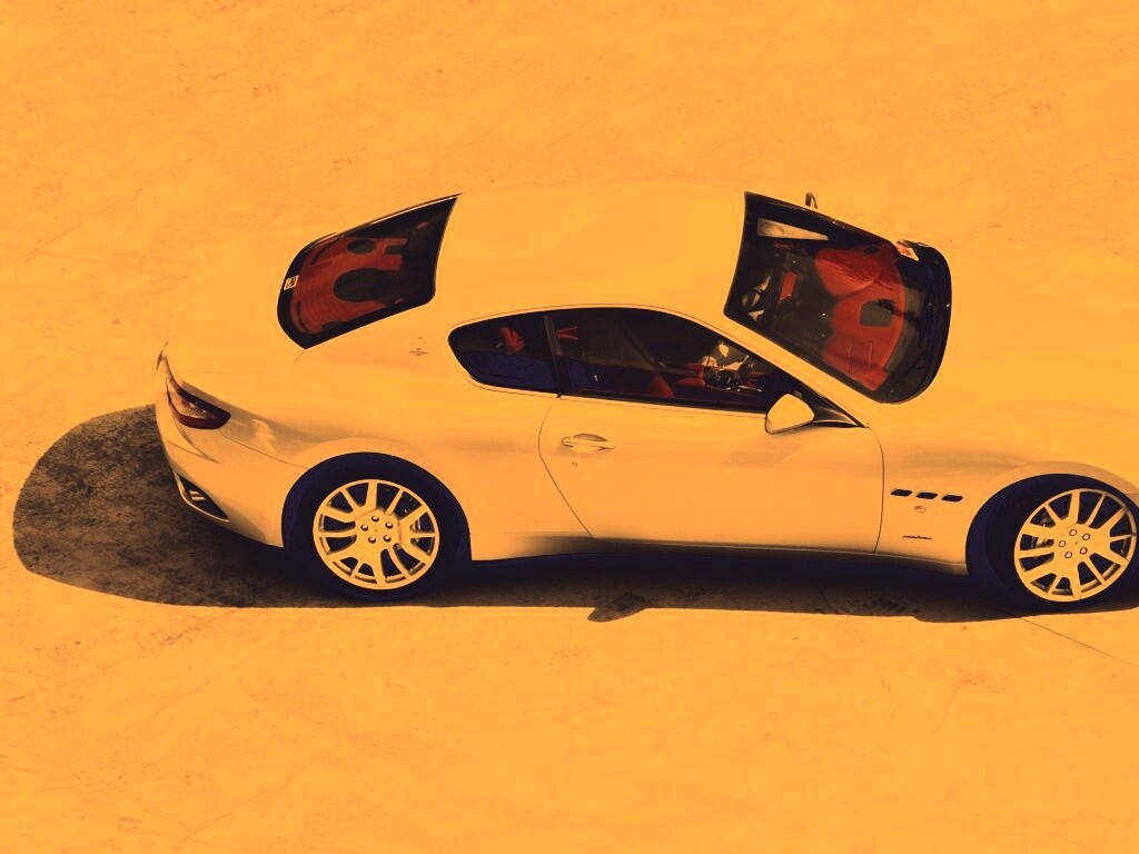 Белая мазерати на солнцепеке обои