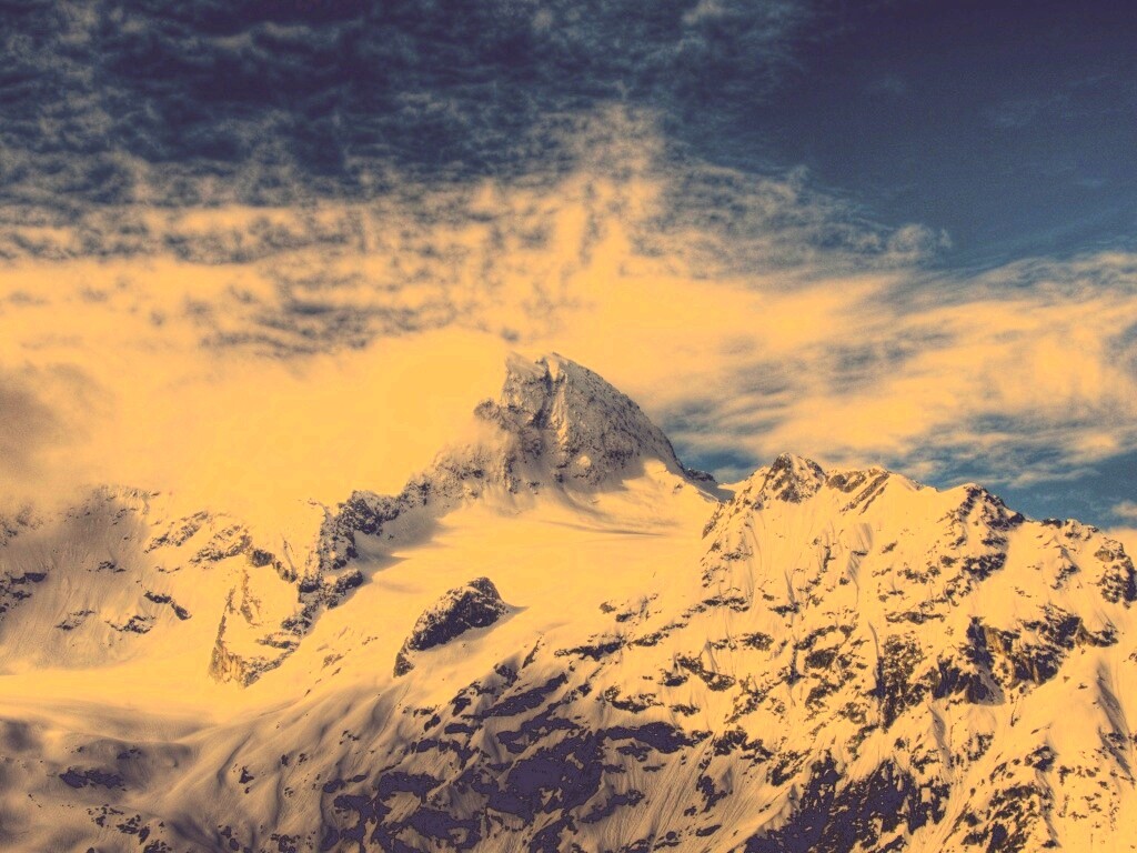 Снежные горные вершины на ветру обои