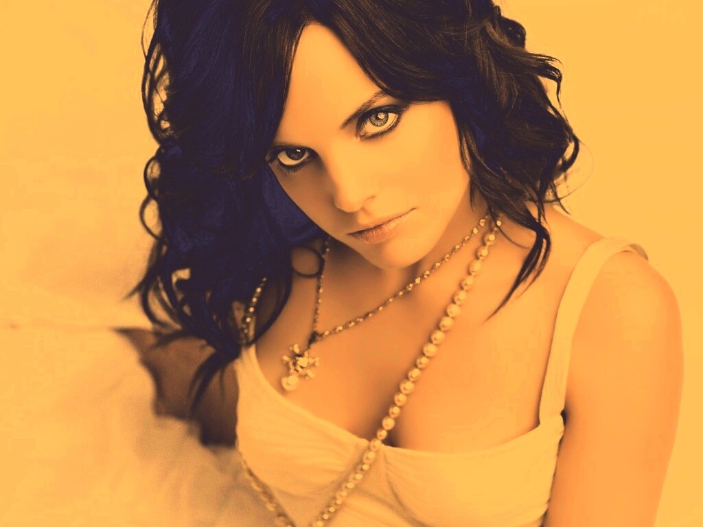 Брюнеточка с желанием в глазах обои