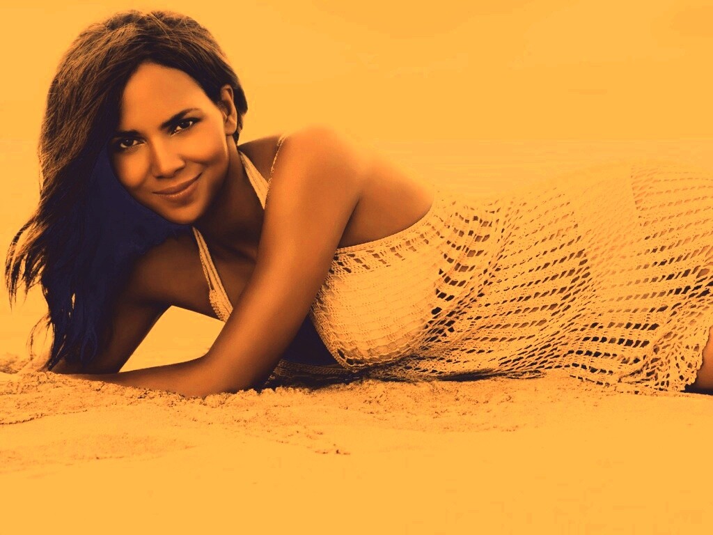Холли Берри на пляже обои