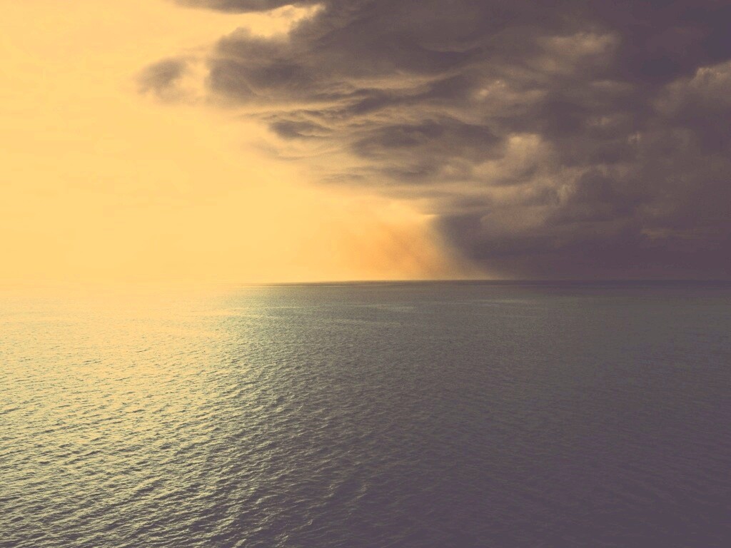 Синее море и грозные тучи обои