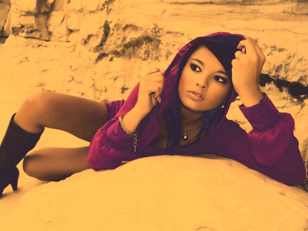 Девушка в розовой накидке обои