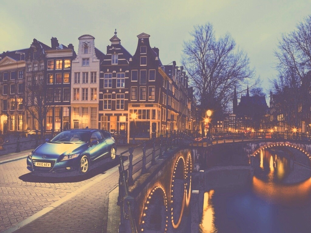 Автомобиль на мосту в свете фонаря обои